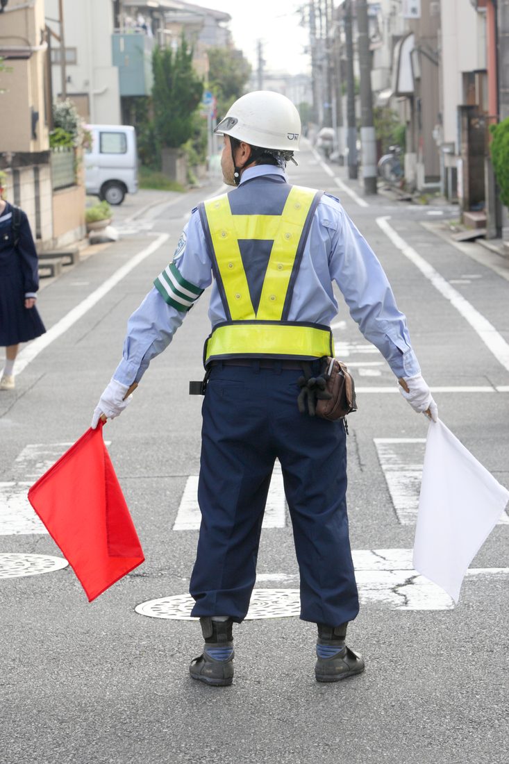 イベント会場で雑踏警備にあたるジェイエヌティの警備員